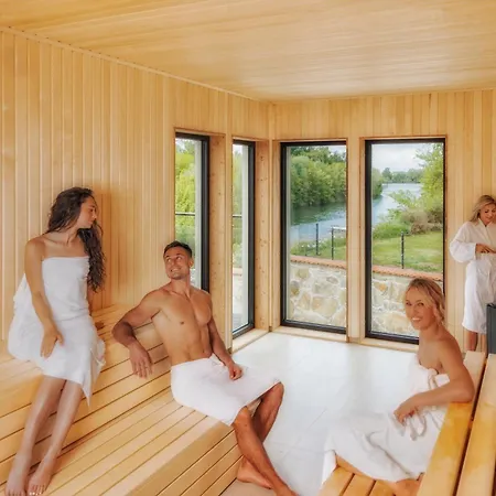 Bernstein Acamed Hotel