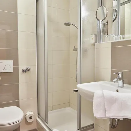Bernstein Acamed Otel 3*