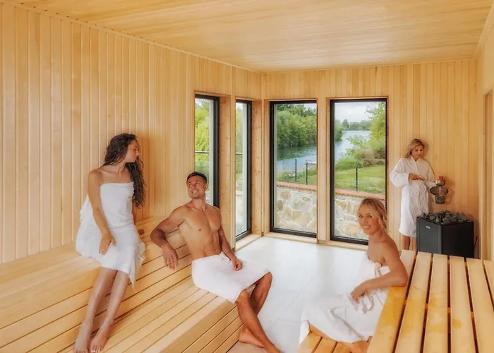 Bernstein Acamed מלון