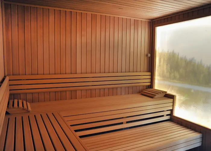 מלון Bernstein Acamed 3*