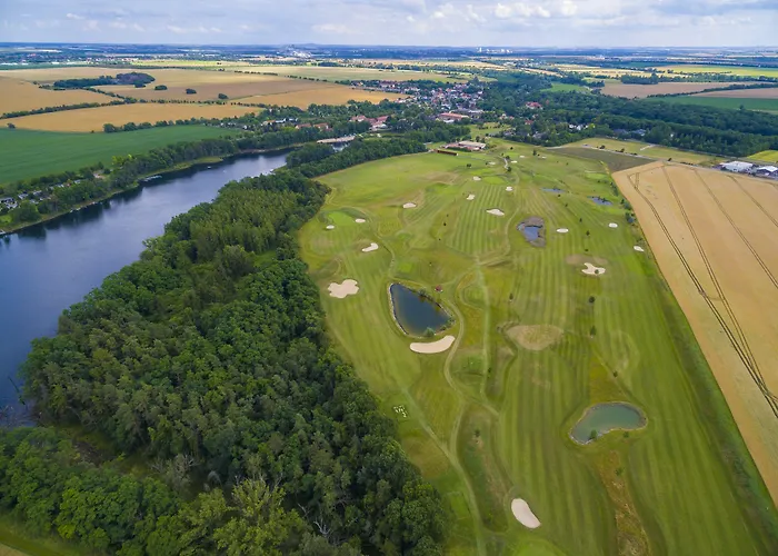 מלון Bernstein Acamed 3*