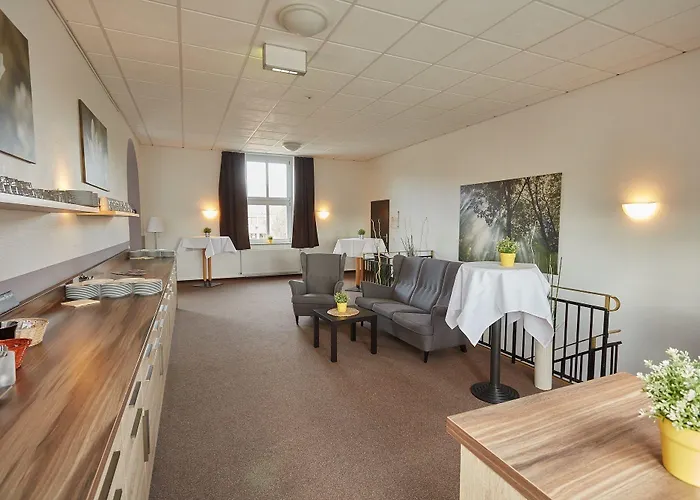 Bernstein Acamed מלון