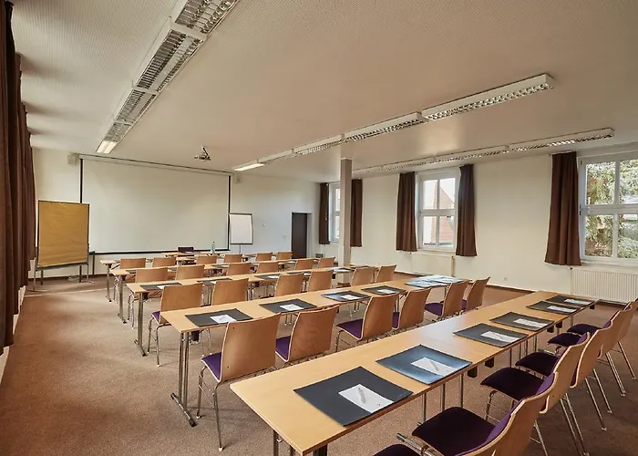 מלון Bernstein Acamed 3*