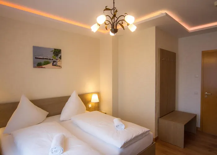 Bernstein Acamed מלון 3*